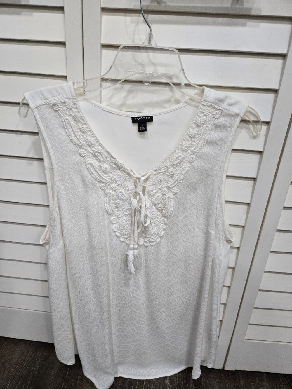 Torrid White lace top, 1X, cooling, Rayon